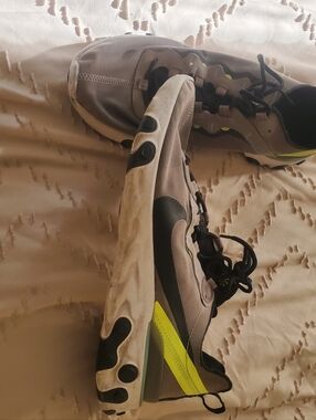 Nike Men's Gray and Neon Yellow Low-Profile Sneakers